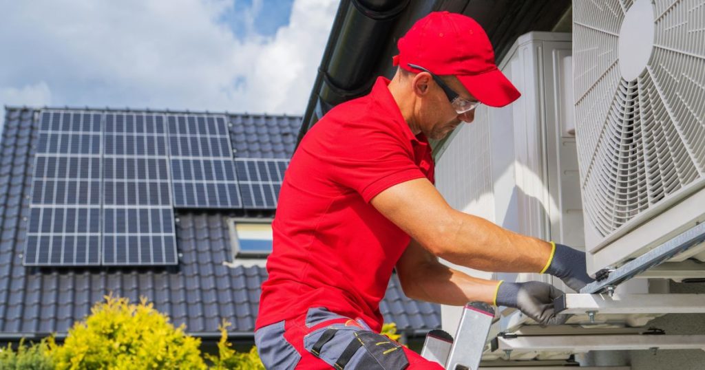 Vakman die een warmtepomp installeert