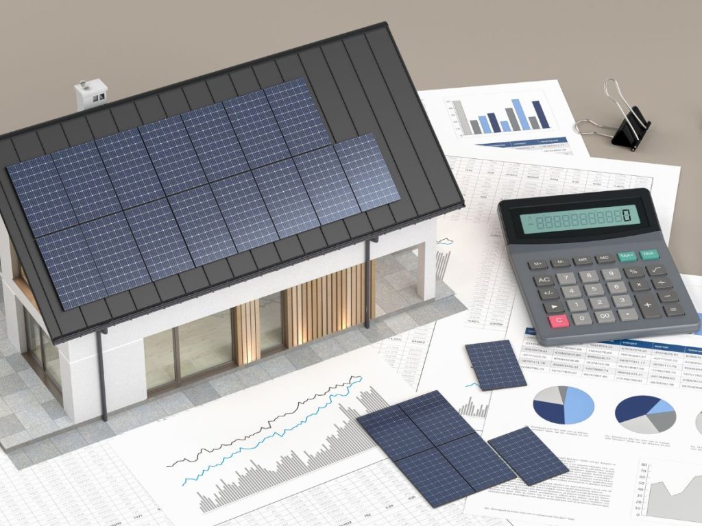 Zonnepanelen salderingsregeling met rekenmachine en papier met grafieken erbij