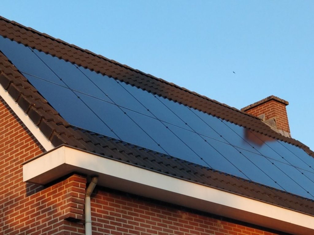 Woning met zonnepanelen op het dak