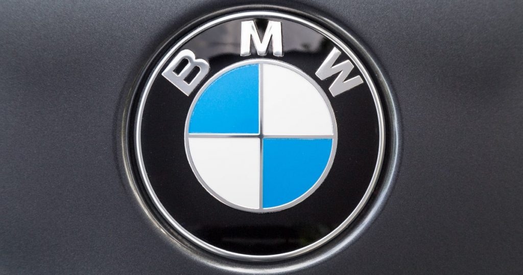 Het logo van automerk BMW, dat samenwerkt met SOLARWATT voor de productie van de solarwatt battery flex thuisbatterij.