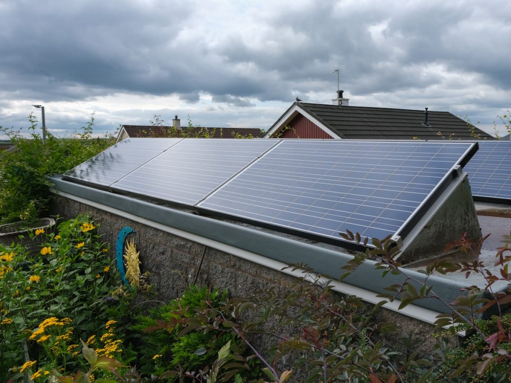 Zonnepanelen op tuinhuis