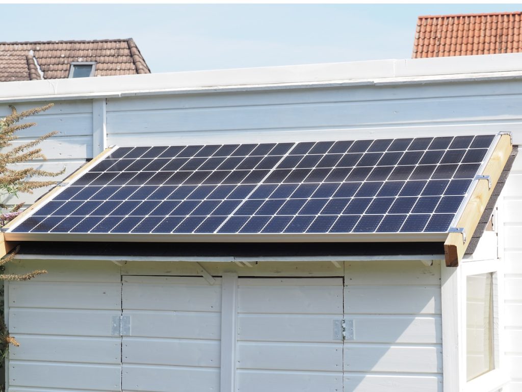 Zonnepanelen op tuinhuis